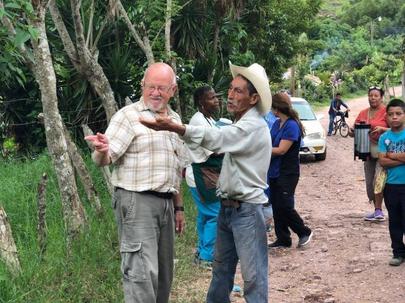 Ein Campesino gibt Anweisungen für Umsetzung medizinischer Hilfe