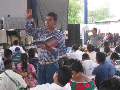 Katechese eines Diakons in Mayasprache