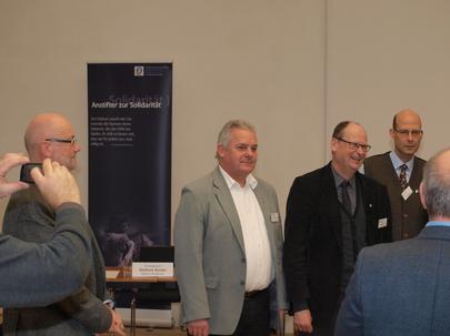 Diakon Ulrich Schmaus, Vorsitzender der AG Ständiger Diakonat in Deutschland,3.v.l. und sein Stellvertreter, Diakon Achim Jaskulski, 2.v.l.