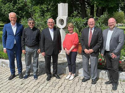 Anlässlich ihres Treffens in Rottenburg statteten die Vorstandsmitglieder des IDZ Bischof Dr. Gebhard Fürst einen Besuch ab. Mit dabei sind: Erik Thouet, Deutschland, Dr. Gilbert de Lima, Indien, Dr. Marie-Françoise Maincent-Hanquez, Frankreich, Gerald DuPont, USA und Jörg Stein, Deutschland. Bild: DRS/Moser