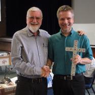 Deacon Nick Kerr, Adelaide/Australia giving a gift to IDC President Klaus Kieβling