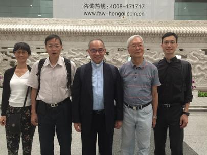 Cecilia Ng, diácono Edwin Ng, el Vicario General Dominic Chan, diácono Louis Wong, diácono Simon Li