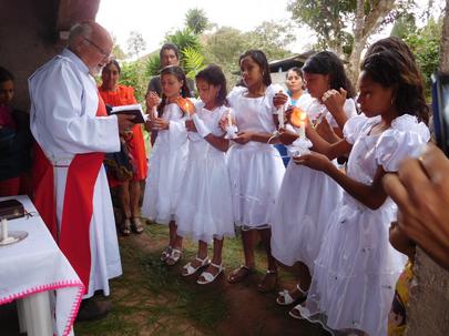 Bautismo de algunas jóvenes en una población rural