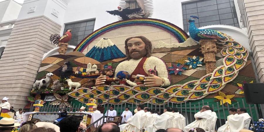 Se elabora una gigantésca alegoría de flores, frutos y pan