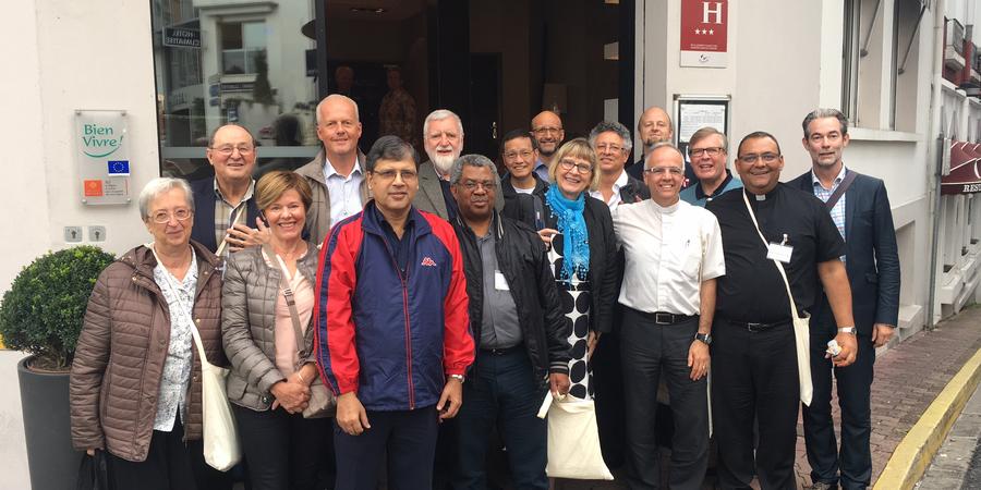 De gauche à droite: Montserrat Martinez, Espagne; Gerald DuPont, USA; Marie Françoise Maincent-Hanquez, France ; Erik Thouet, Allemagne ; Gilbert de Lima, Inde; Nick Kerr, Australie; Charles Dube, Zimbabwe; Edwin Ng, Hong Kong; Martin Brunner-Artho, Suisse; Terttu Pohjolainen, Finlande; Alberto Magno Carvalho de Melo, Brésil ; César Braga de Paula, Columbie ; Benas Ulevičius, Lituanie ; Miguel Ángel Ortiz Corrales, Cuba; Stefan Sander, Allemagne