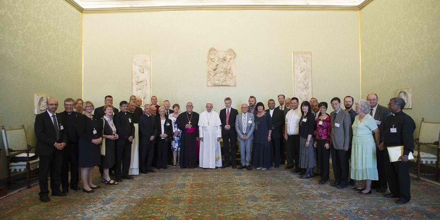 由左至右: Deacon Martin Brunner-Artho, 瑞士; Deacon Mark Woods, 英國; Jane Woods; Deaconess Terttu Pohjolainen, 芬蘭; Nelleke Wijngaards-Serrarens, 荷蘭; Nerijus Capas, 立陶宛; Gilbert de Lima, 印度; José Gabriel Mesa Angulo, 哥倫比亞; Deacon Greg Garnie, 南非; Deacon Aloys Wijngaards; César Paula de Braga, 哥倫比亞, CELAM; Deacon Aurelio Ortin, 西班牙; Heinz Detlef Stäps, 德國; Montserrat Martinez, 西班牙; Deacon Noel Ryan, 愛爾蘭; Annette Ryan; Bishop Gebhard Fürst, 德國; Deacon Klaus Kießling, 德國; Deacon Enzo Petrolino, 意大利   ; Guntis Dislers, 拉脫維亞; Skaidrite Gutmane, 拉脫維亞; Deacon Miguel Ángel Ortiz Corrales, 古巴; Stefan Sander, 德國; Deacon Nick Kerr, 澳洲; Deacon Ansgar Maul, 德國; Linda Rangel, 美國; Deacon Ferenc Molnar, 匈牙利 ; Deacon Steve Rangel; 伍永鴻執事伉儷, 香港; Xavier Vicens Pedret, 西班牙; Peggy DuPont, 美國; Deacon Gerald DuPont; Deacon Charles Dube, 津巴布韋